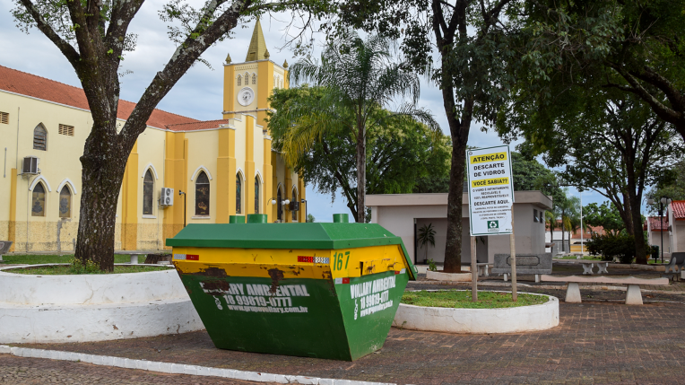 Prefeitura Disponibiliza Caçamba Exclusiva para Descarte de Vidro na Praça da Matriz