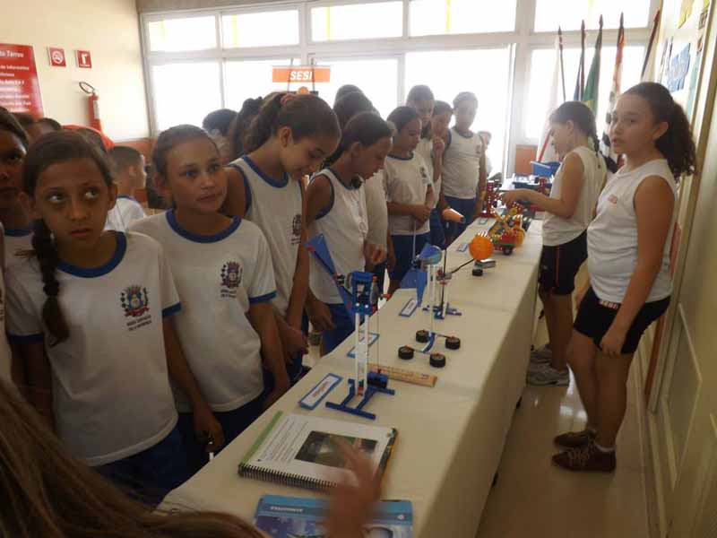 Alunos do SESI ocupam Shopping Sumaúma com exposição de ciência e